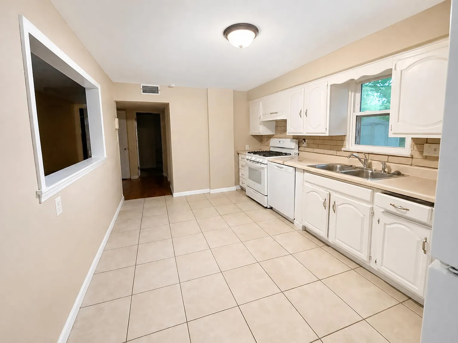 3 bed, 2.0 bath, 1260 sqft, $1,395 — Photo 3