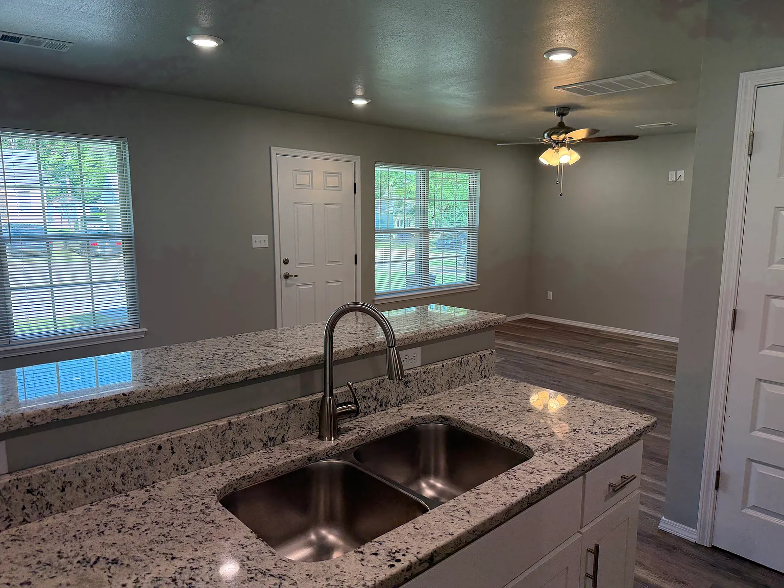 2 bed, 1000 sqft, $1,050 — Photo 2