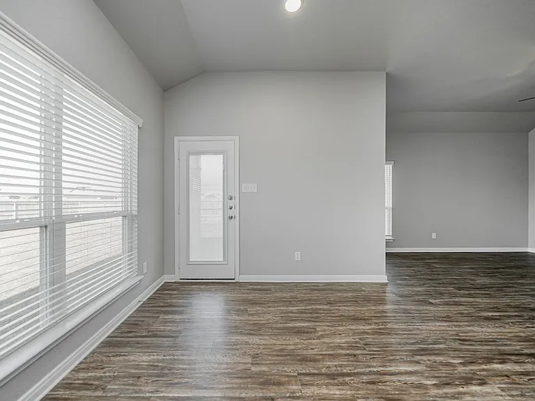 1368 Kingsgate Dr — Photo 16
