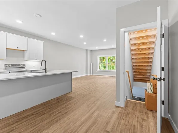 27 Gardner Lane, Waterbury, VT 05676