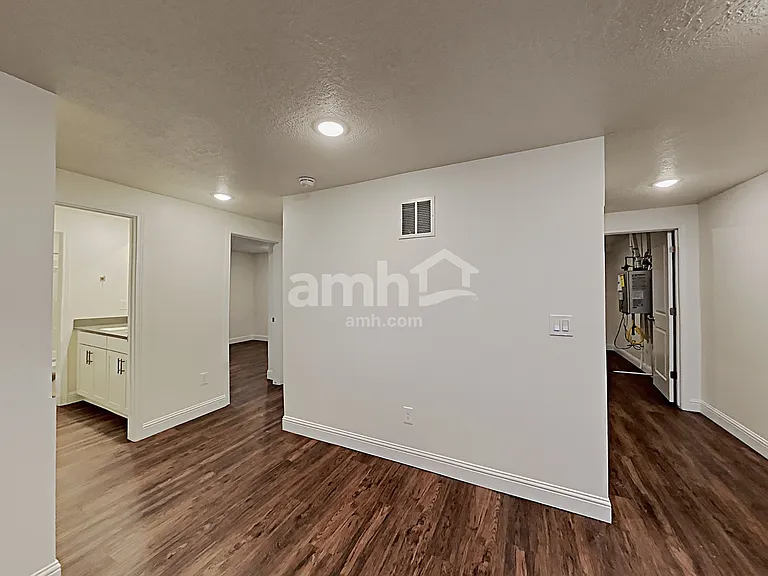 1436 E Allen Ln — Photo 21