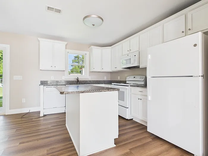 3 bed, 2.5 bath, 1203 sqft, $1,550 — Photo 2