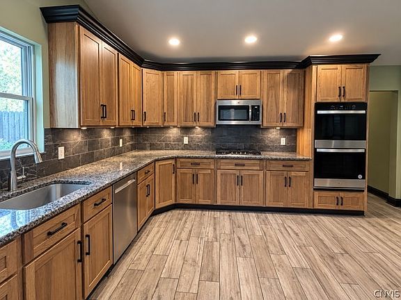 5th image of 7409 Mapleview Rd