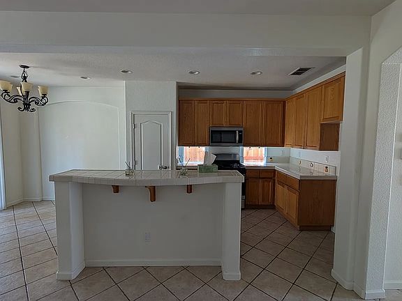 3rd image of 108 Lone Oak Ct