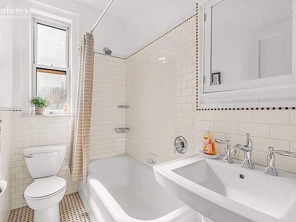 5th image of 310 W 72nd St #1C