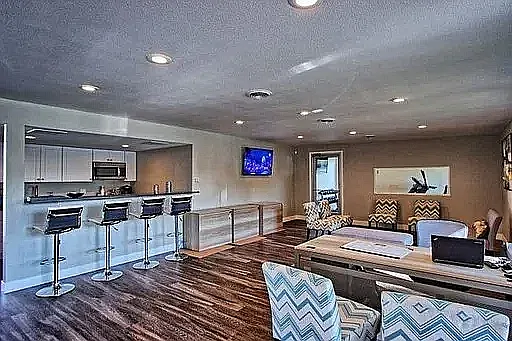 Laredo House Apartments — Photo 10