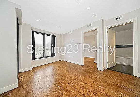 4th image of 2718 Hoyt Ave S APT 5B