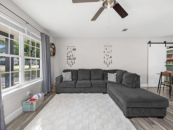 4th image of 827 Boulevard De Lorleans