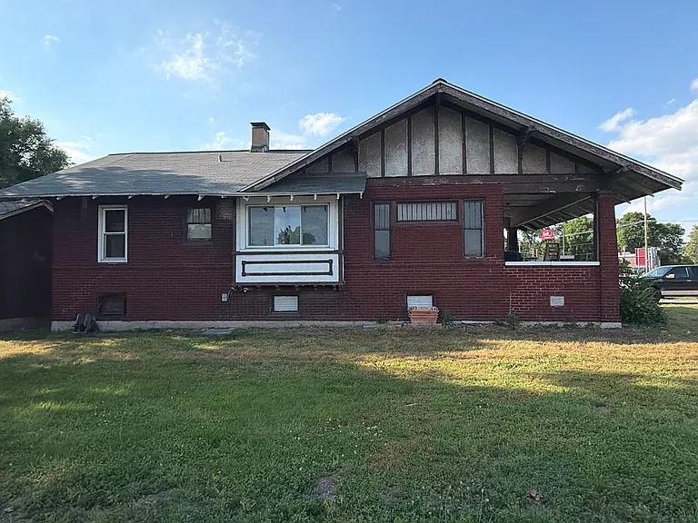 830 N Wood River Ave — Photo 2