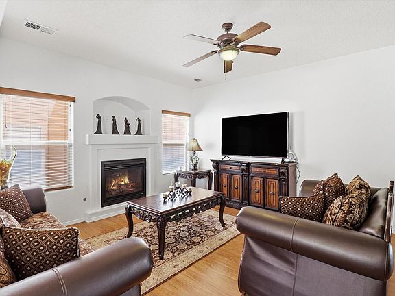 3rd image of 3032 Cochiti St NE