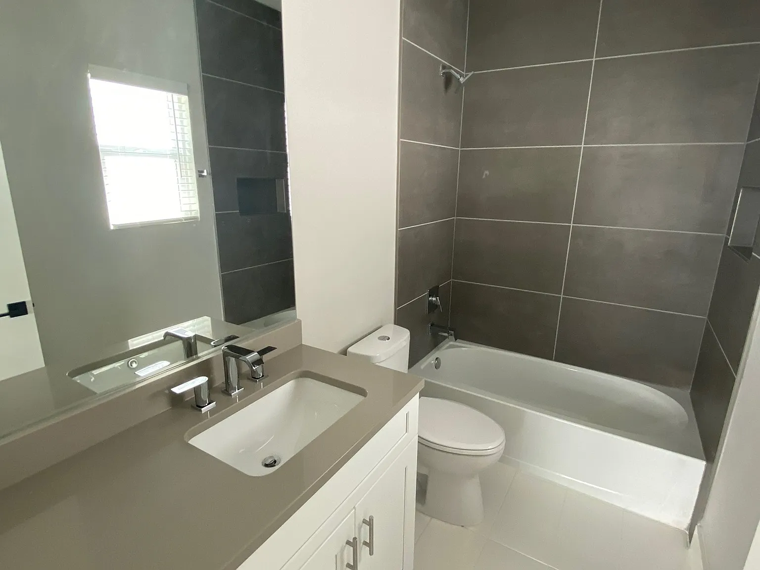 4 bed, 4.5 bath, 2162 sqft, $3,800 — Photo 4