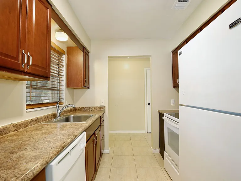 365 E Marvin Ave — Photo 4