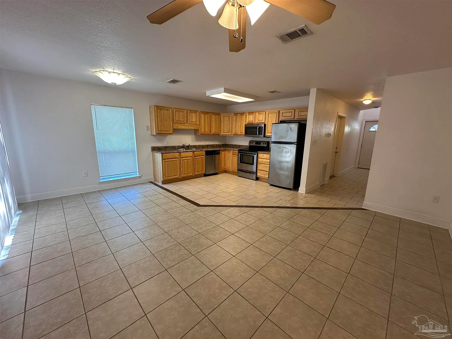 3 bed, 2.5 bath, 1290 sqft, $1,550 — Photo 2