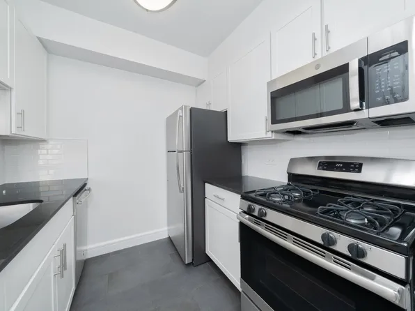 140 Riverside Boulevard image 6 of 17