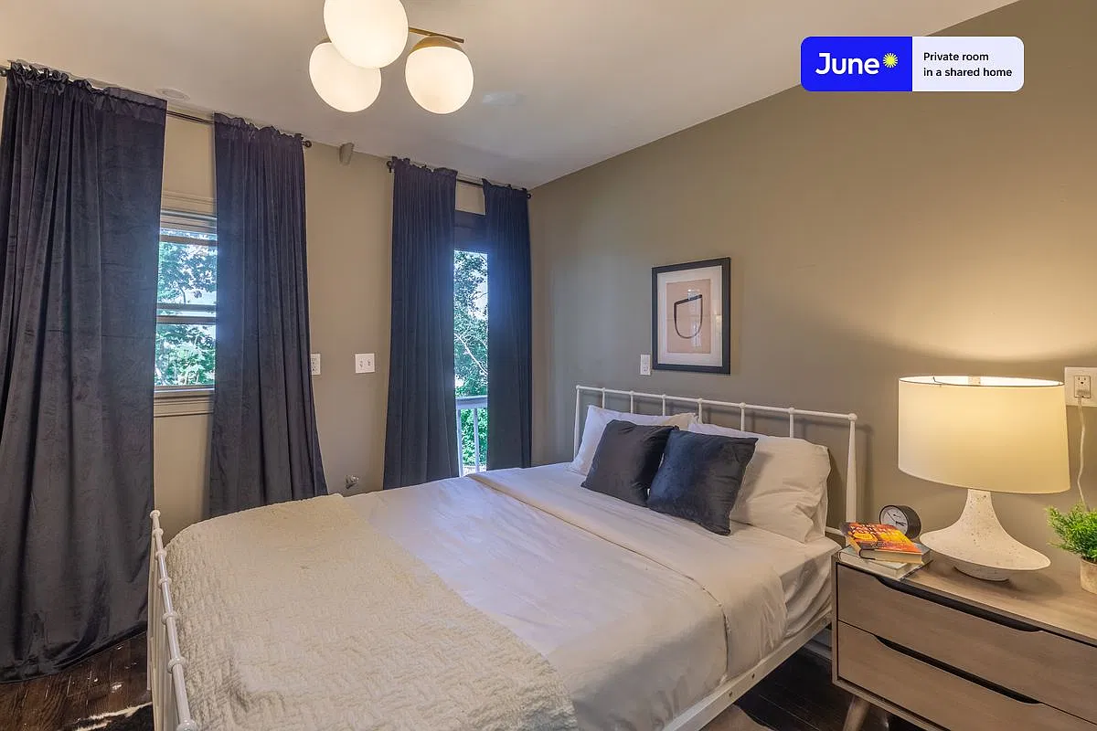 Queen bedroom in 6 bed/4 bath home in Brighton #206 F — Photo 1