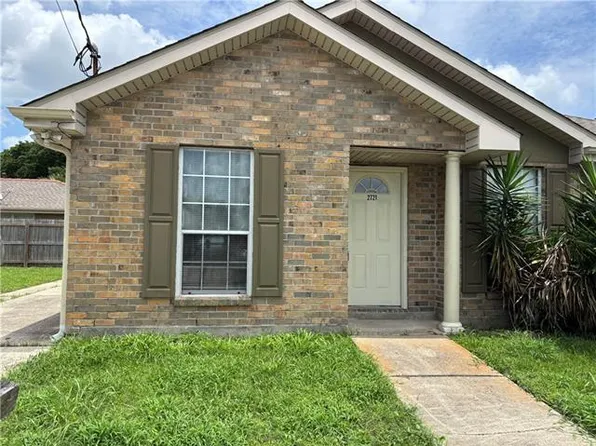 2721 Pakenham Dr, Chalmette, LA 70043