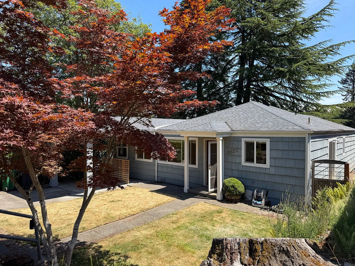 2 weeks Free Rent at Beautiful Maple Leaf Rambler next to Elementary school — Photo 2