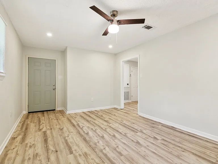 1075 Tallow Tree Ln — Photo 2