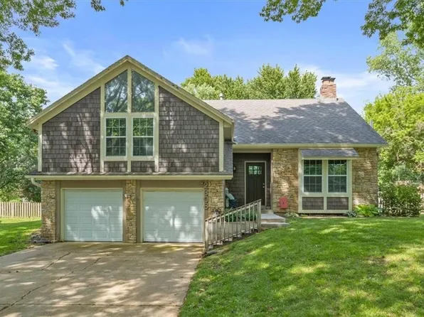 2308 W Persimmon Cir, Olathe, KS 66061