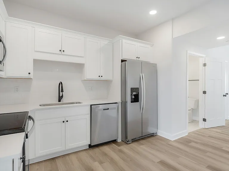 2417 Union St — Photo 8