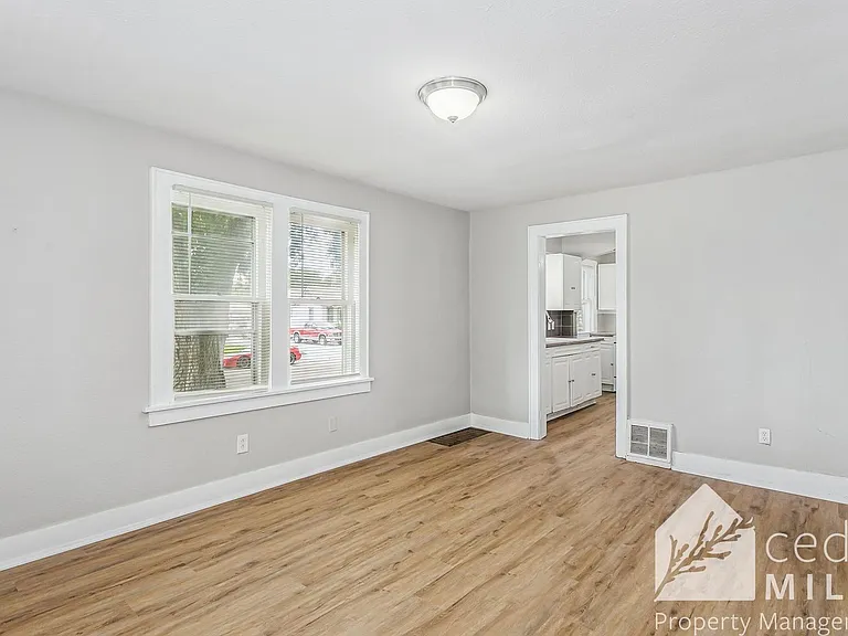 2902 E Lincoln St — Photo 3