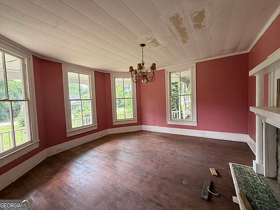 5th image of 215 Frobel St