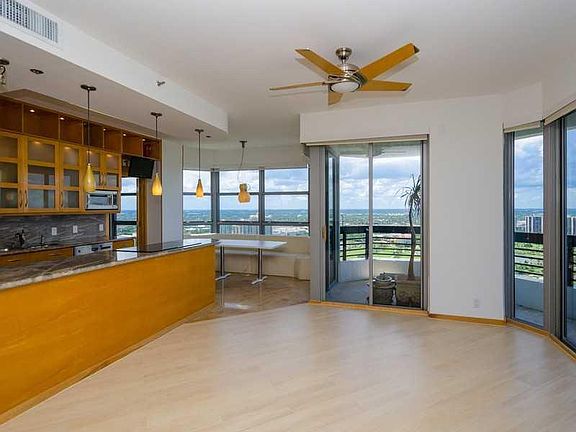 4th image of 3500 Mystic Pointe Dr #Penthouse 4