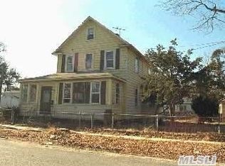 27 Ppineview Blvd., Central Islip, NY 11722