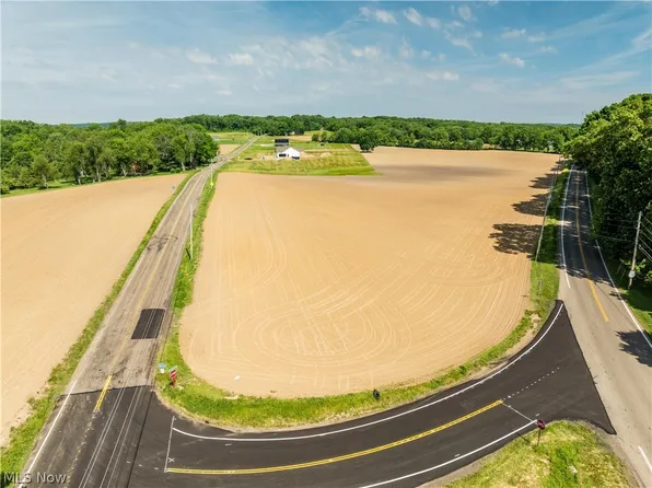 Lafayette Dr NW, Canal Fulton, OH 44614