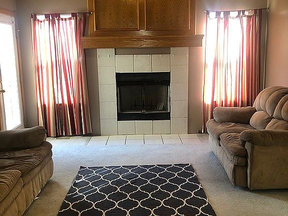 Livingroom w/vaulted ceiling