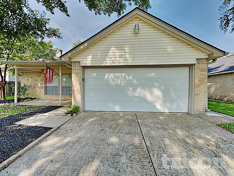 19311 Amistad Dr — Photo 2