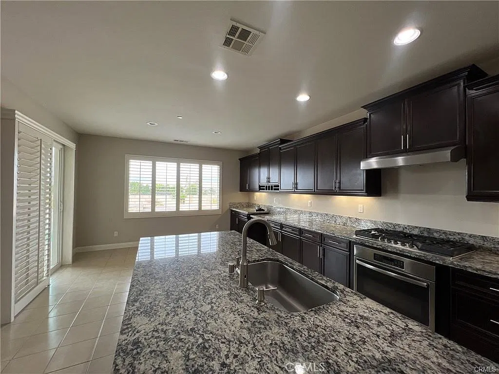 4 bed, 2955 sqft, $4,500 — Photo 4