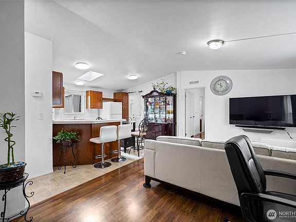3rd image of 904 SE C St