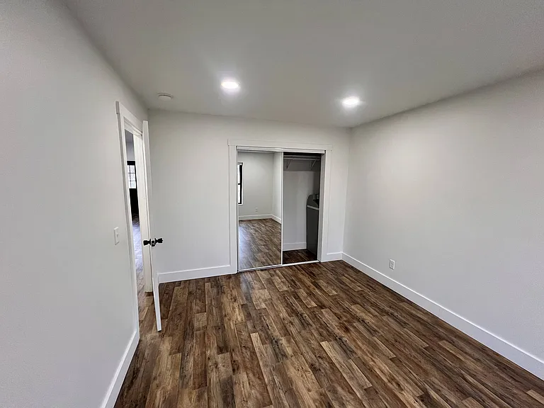 7127 Grand River Ave — Photo 16