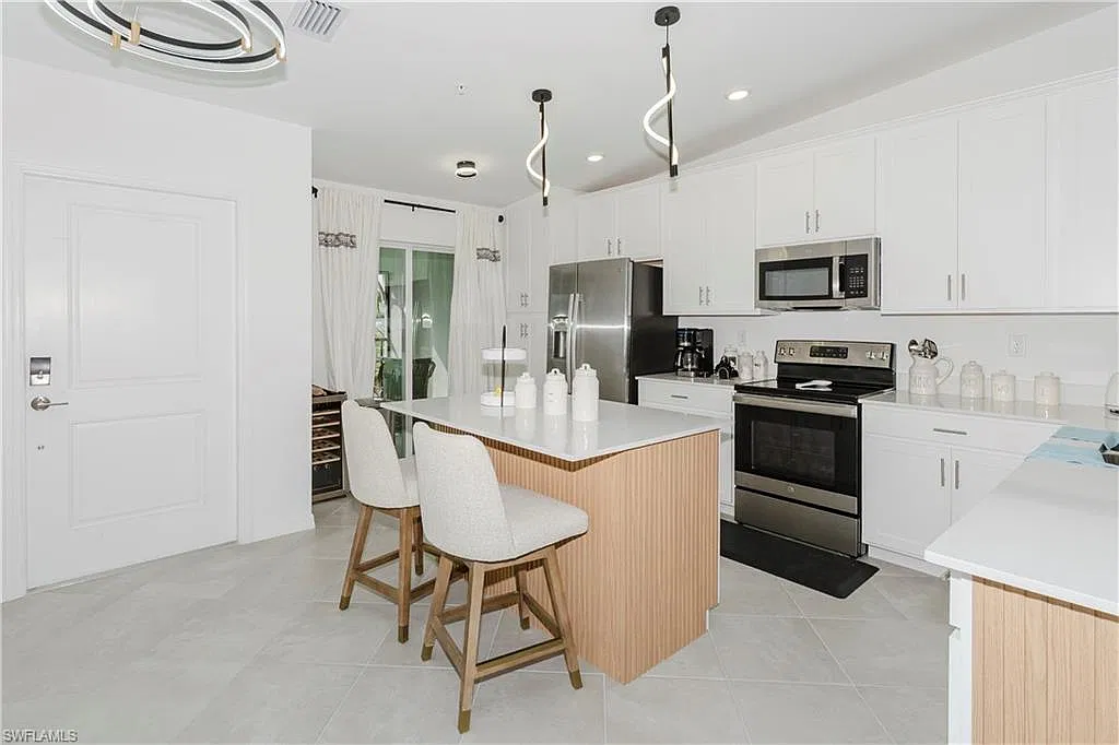 2 bed, 2.0 bath, 1355 sqft, $5,995 — Photo 3