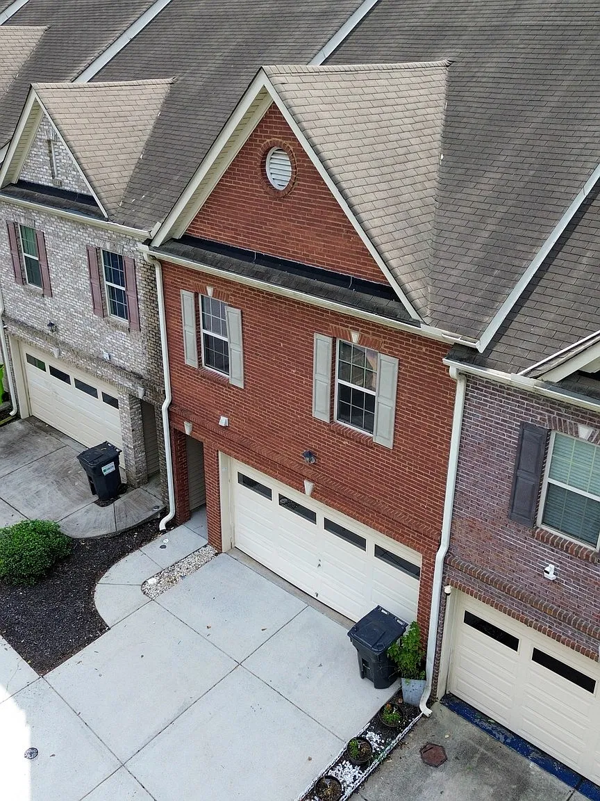 4 bed, 2.5 bath, 2000 sqft, $2,800 — Photo 1