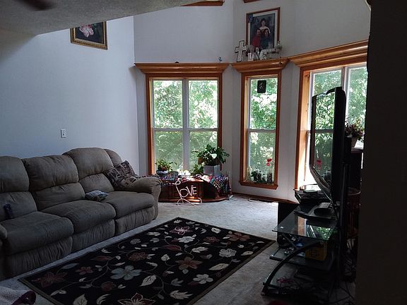 5th image of 333 Hillcrest Dr