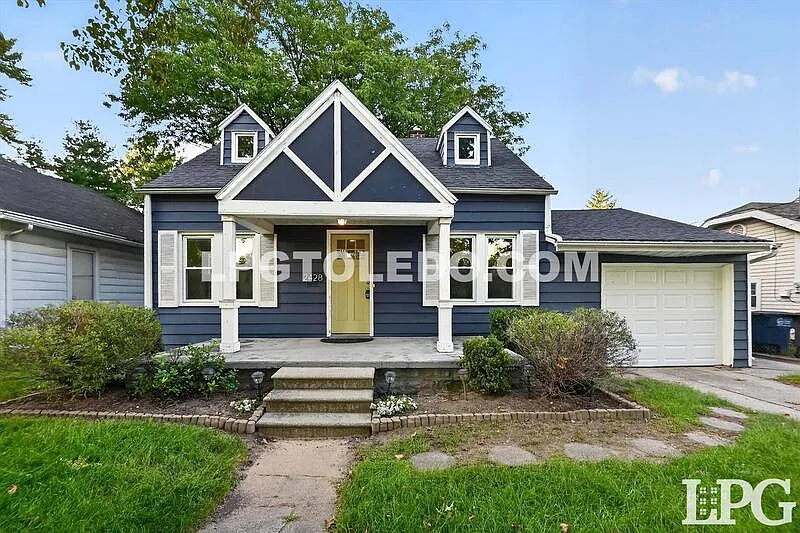 3 bed, 2.0 bath, 1159 sqft, $1,900 — Photo 1