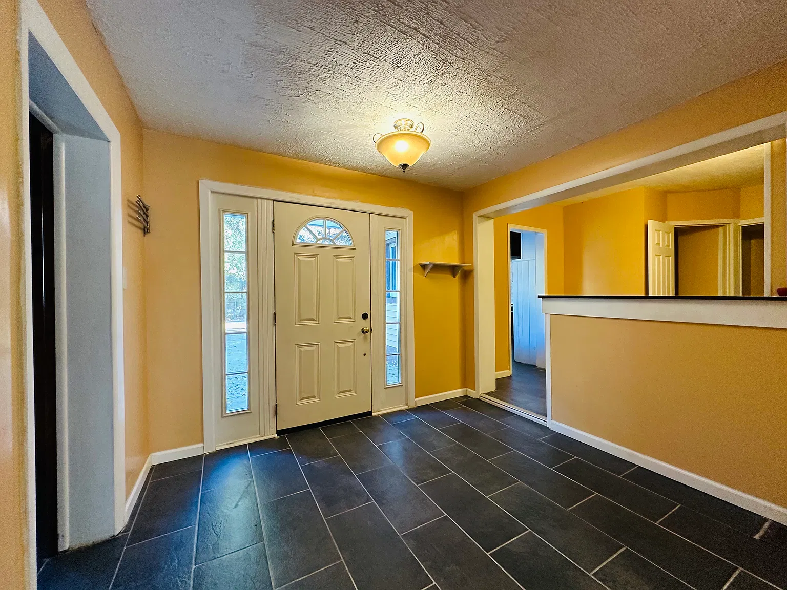 3 bed, 2.5 bath, 1760 sqft, $2,500 — Photo 3
