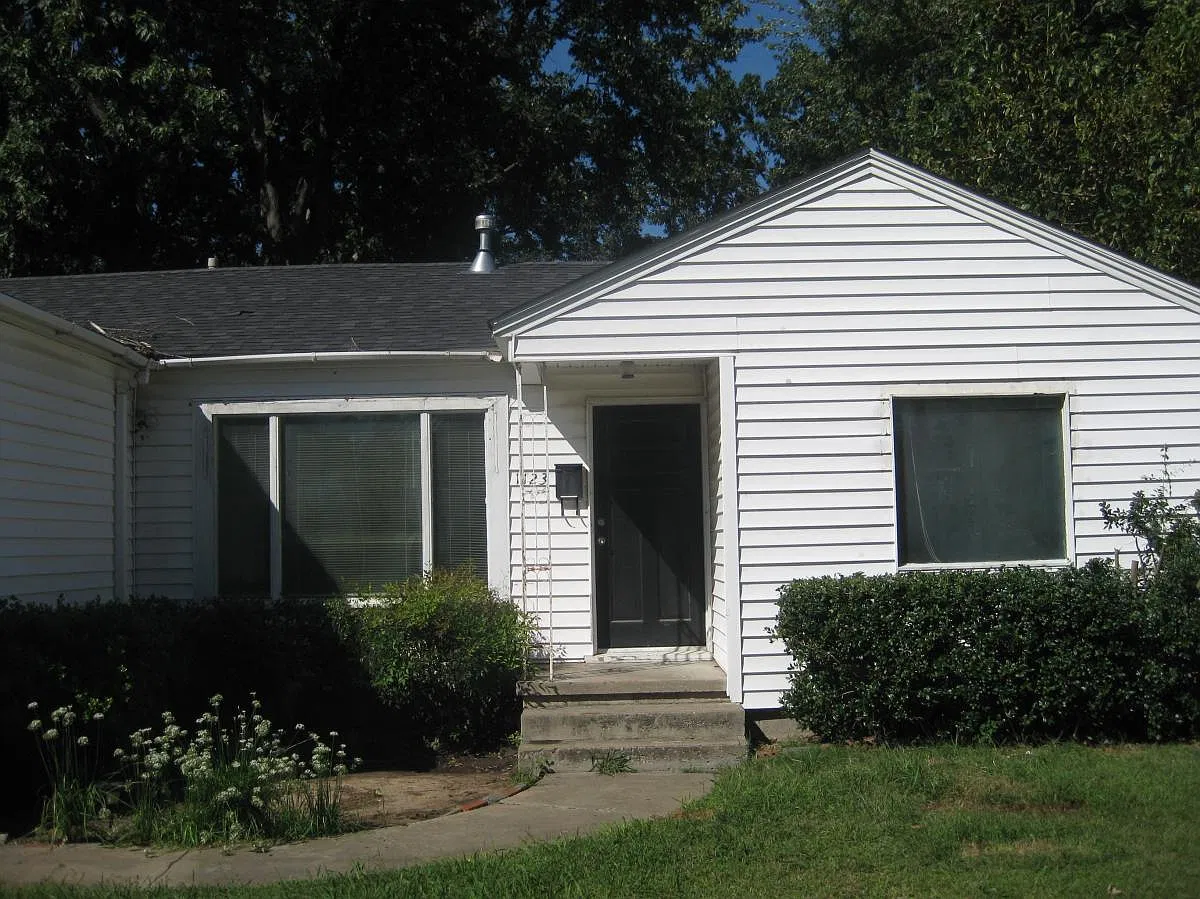 1123 E 39th Street — Photo 1