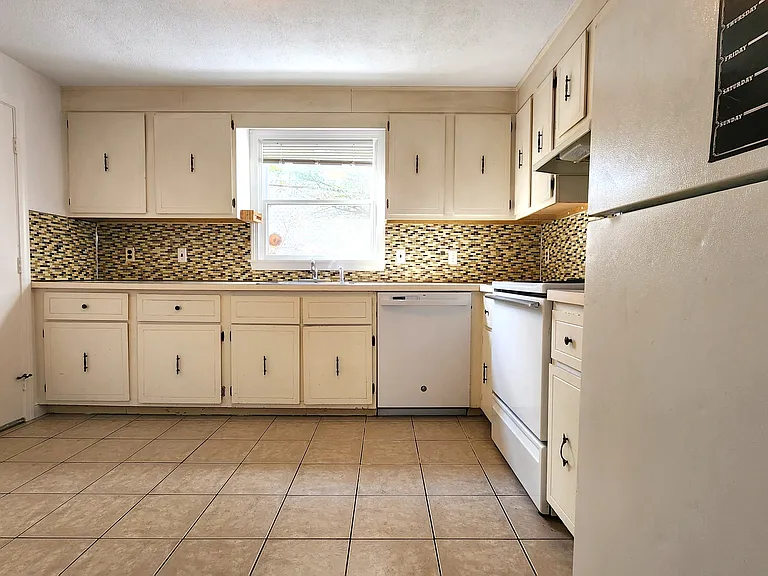 98 Sylvia St #1 — Photo 4