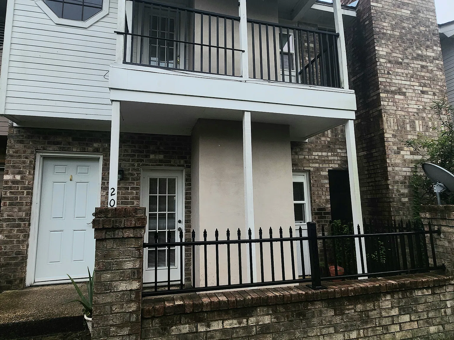 1620 Wellington Pl — Photo 2