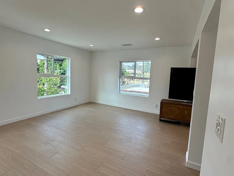 1611 E Glenoaks Blvd #1/5 — Photo 5