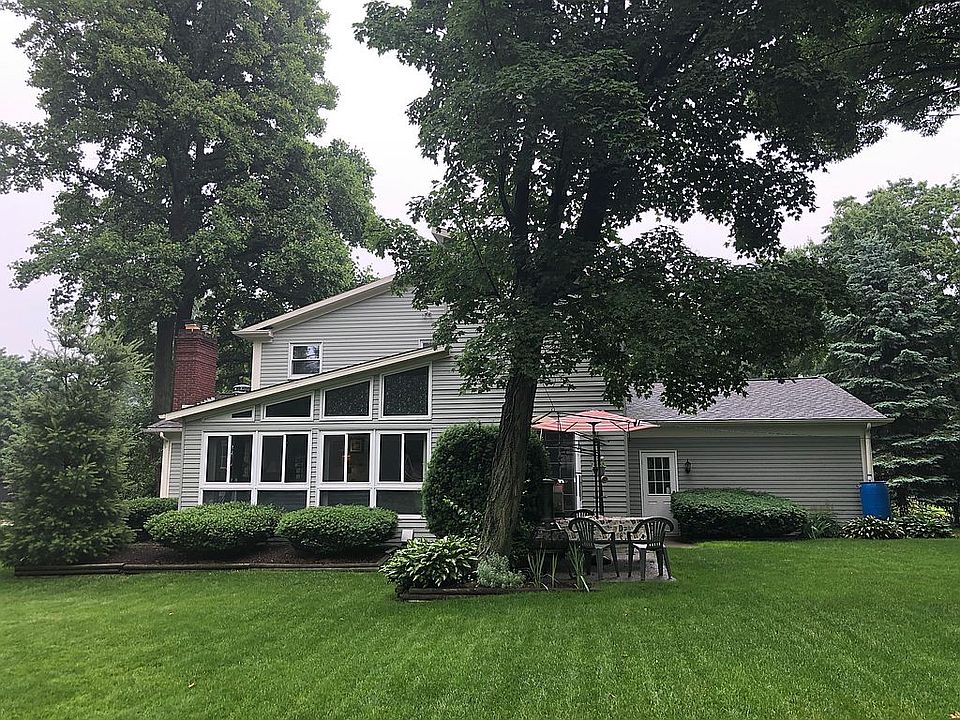 2nd image of 1450 Persimmon Ln