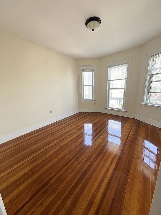 3 bed, 1200 sqft, $3,200 — Photo 3