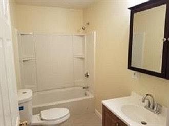 Bathroom (2nd floor)