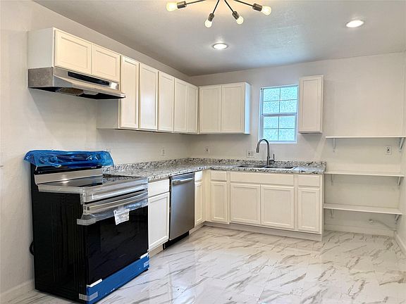 4th image of 421 Sidney St #1/2