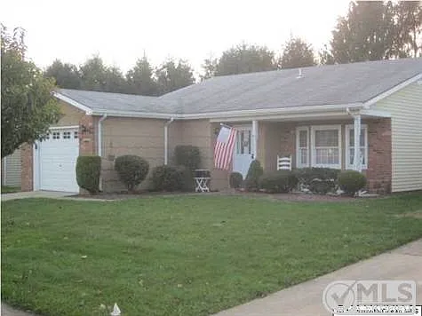 33 Tennis Ct photo 1
