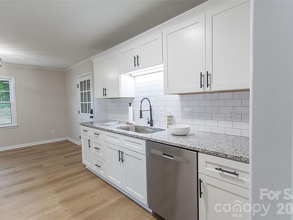 3rd image of 1880 Woodridge Cir