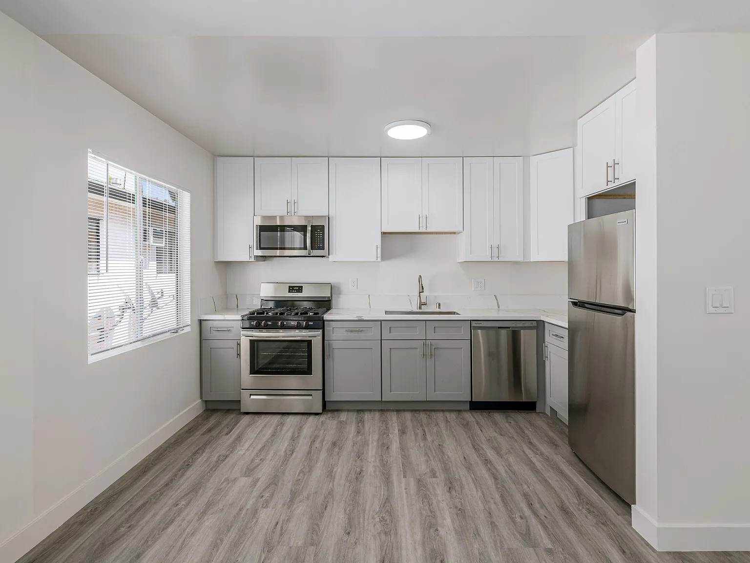 2 Bedroom 2 Bath Apartment with Parking — Photo 1